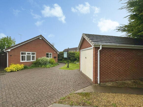2 bed property, in Hazelmere Drive, £295,000