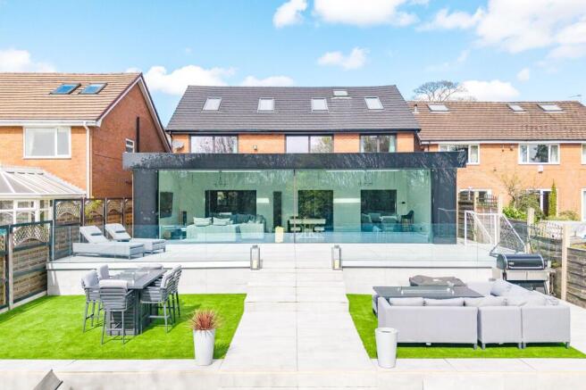 5 bed property, in Gisburn Drive, £875,000