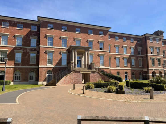 2 bed property, in St Georges Mansions, £200,000