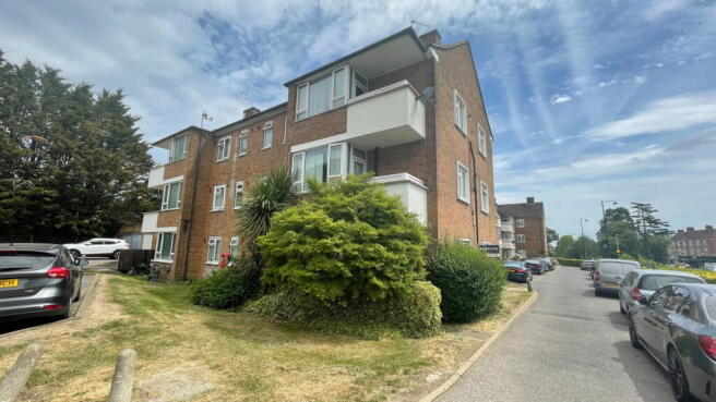 2 bed property, in Pinner Road, £300,000