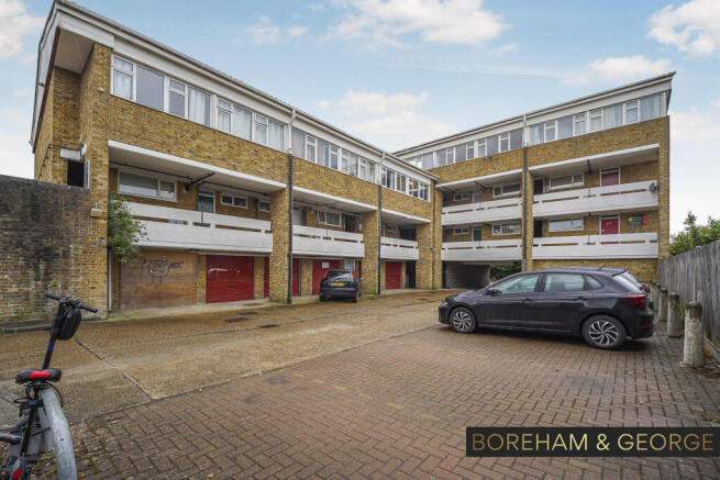 1 bed property, in Brockles Mead, £160,000