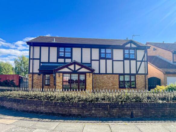 4 bed property, in Montfort Drive, £500,000