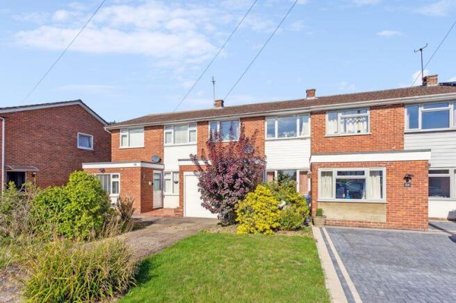 3 bed property, in Fleetwood Close, £495,000
