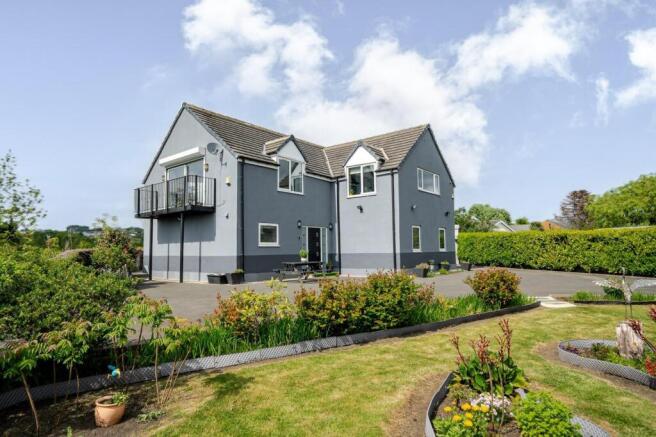 5 bed property, in Cliffe End Road, £525,000