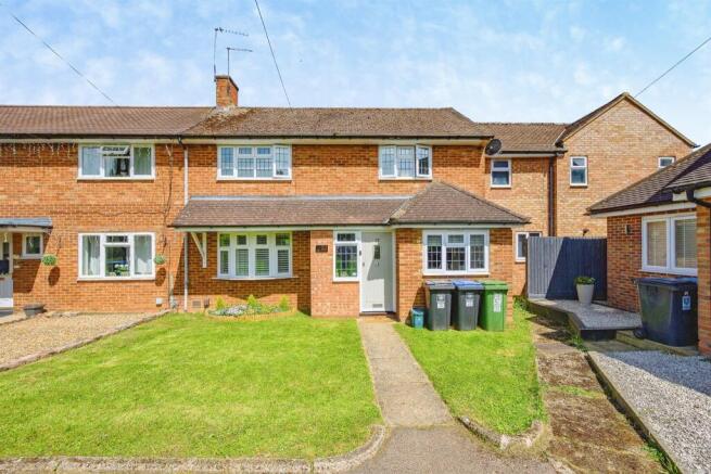 2 bed property, in Adeyfield Gardens, £395,000