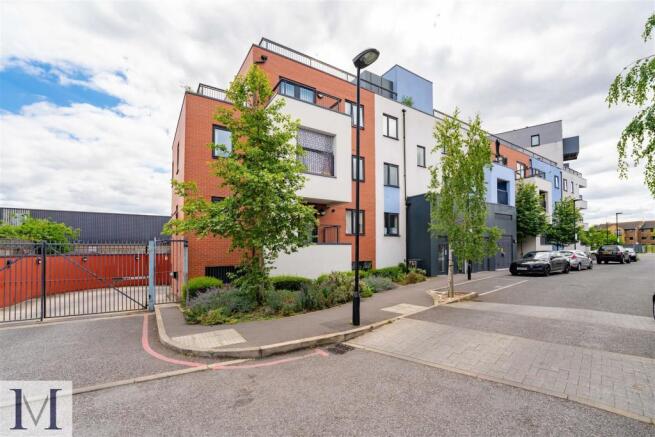1 bed property, in Salisbury Road, £245,000