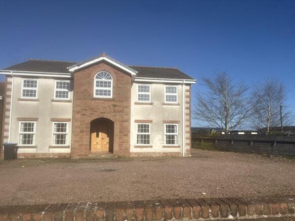 5 bed property, in The Oaks, £330,000