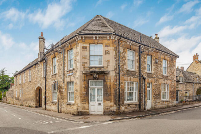 2 bed property, in Station Road, £225,000