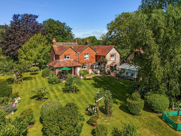 5 bed property, in Compton, £1,150,000