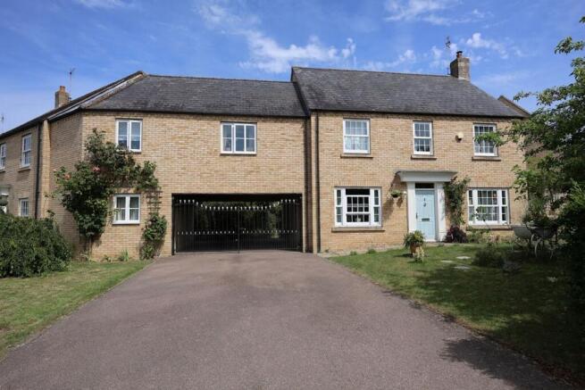 5 bed property, in Darwin Close, £595,000