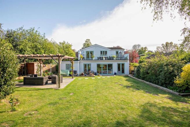 6 bed property, in Ware Street, £800,000