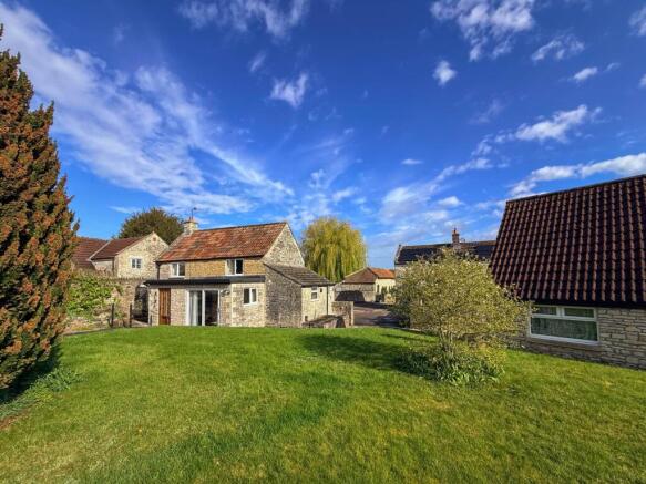 2 bed property, in Lower Farm Lane, £500,000
