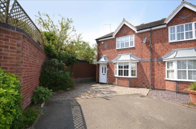 3 bed property, in Miles Close, £269,950
