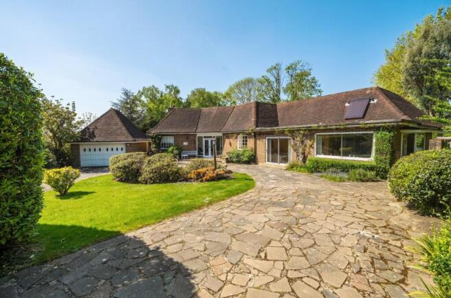 4 bed property, in Oakwood Close, £1,750,000