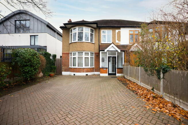 4 bed property, in Woodford Road, £925,000