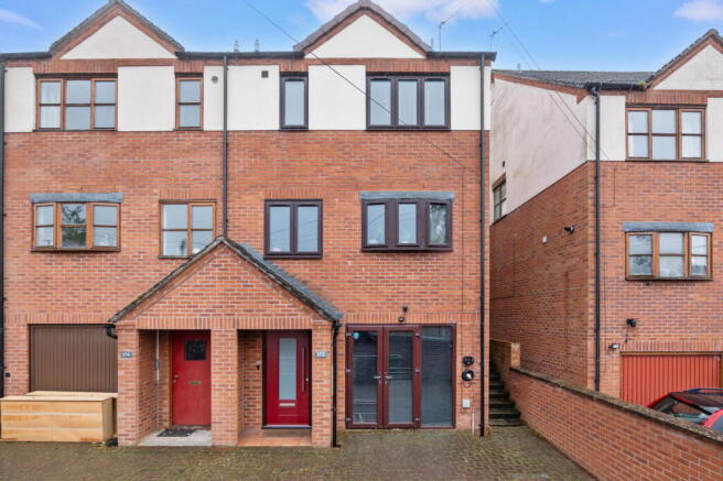3 bed property, in 172 Wylds Lane, £300,000