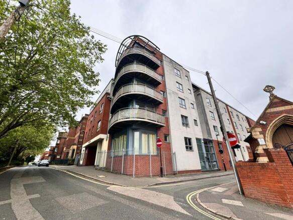 2 bed property, in Arthur Place, £130,000