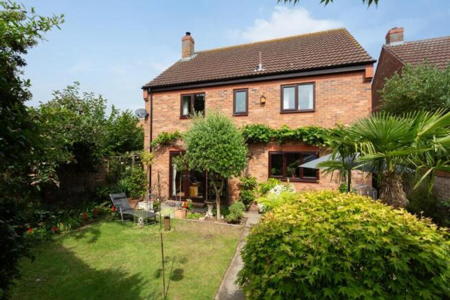 4 bed property, in Dunroyal Close, £565,000