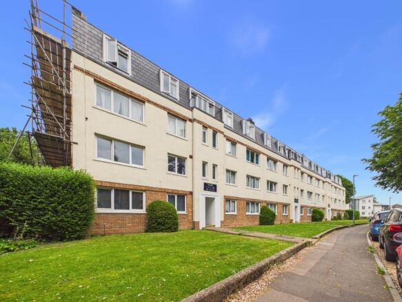 2 bed property, in Park Mansions, £160,000