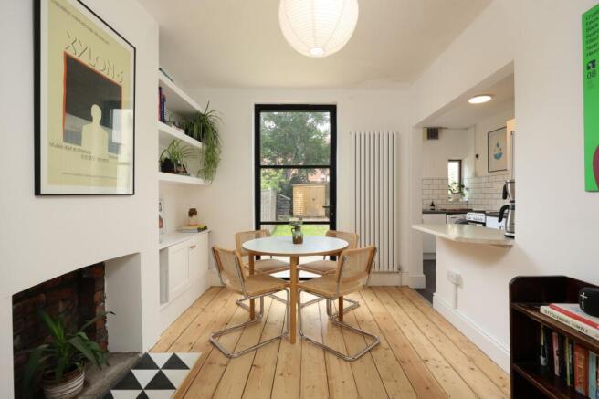 3 bed property, in Talgarth Road, £485,000