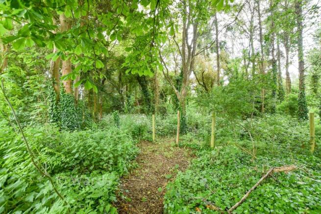 5 bed property, in Gilletts Lane, £850,000