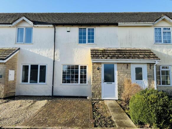 2 bed property, in Abbots Close, £195,000