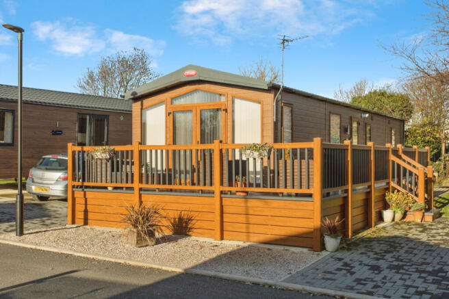 2 bed property, in Abbey Farm Caravan Park, £99,950