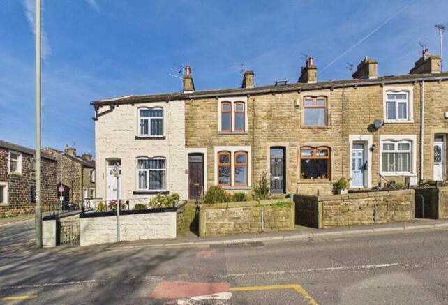 2 bed property, in Burnley Road, £85,000