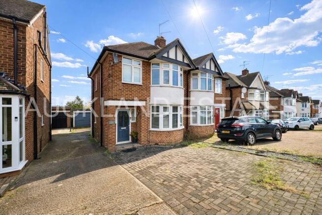 3 bed property, in Auckland Road, £600,000