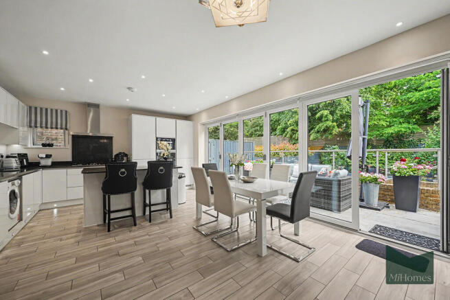 4 bed property, in Wellston Crescent, £1,000,000