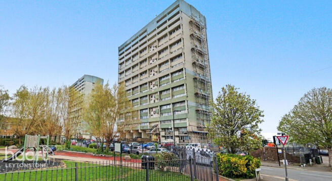 1 bed property, in Montague Road, £180,000