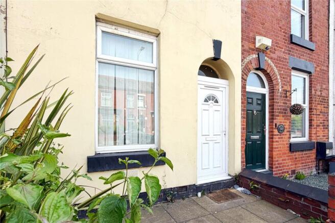 2 bed property, in Denton Road, £160,000