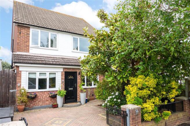 4 bed property, in Rivermeads Avenue, £800,000