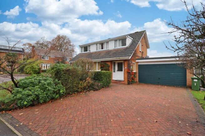 5 bed property, in The Paddock, £395,000