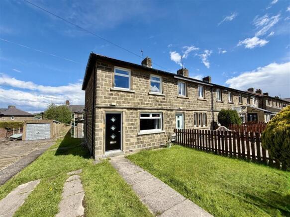 2 bed property, in Bradshaw Avenue, £215,000