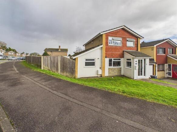 4 bed property, in Broomfield Road, £450,000