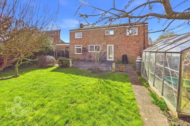 4 bed property, in Sycamore Close, £340,000