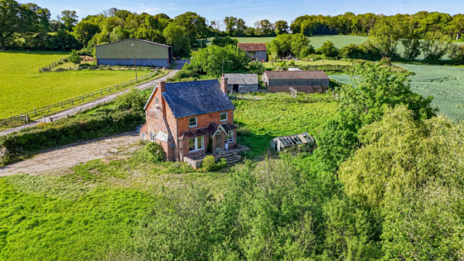 5 bed property, in Harts Green, £675,000