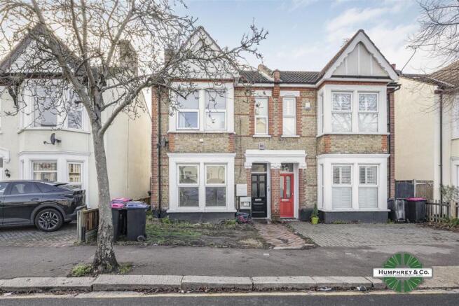 2 bed property, in Chelmsford Avenue, £185,000