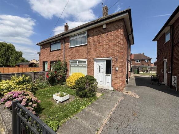 2 bed property, in Rosewood Avenue, £190,000