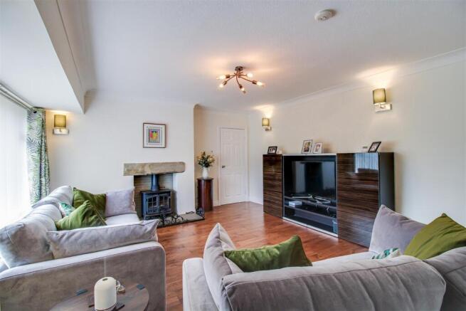 4 bed property, in New Road, £450,000