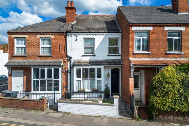 1 bed property, in Windmill Road TW8, £325,000