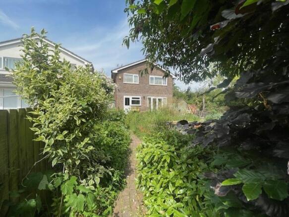 4 bed property, in Charles Close, £400,000