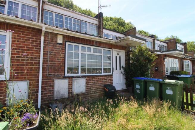 2 bed property, in Park Drive Close, £250,000