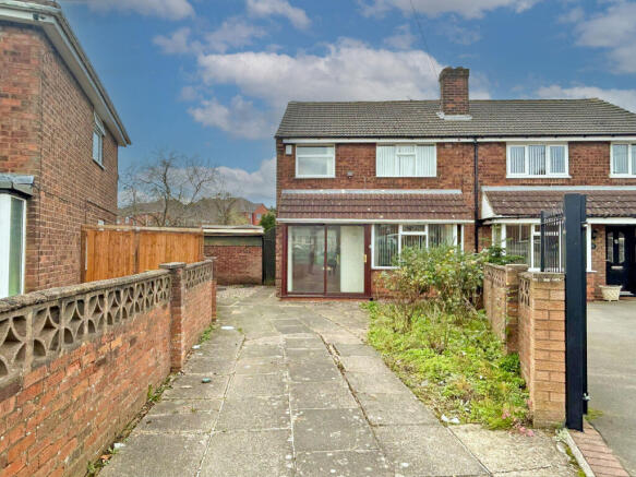 3 bed property, in Broadmoor Road, £190,000