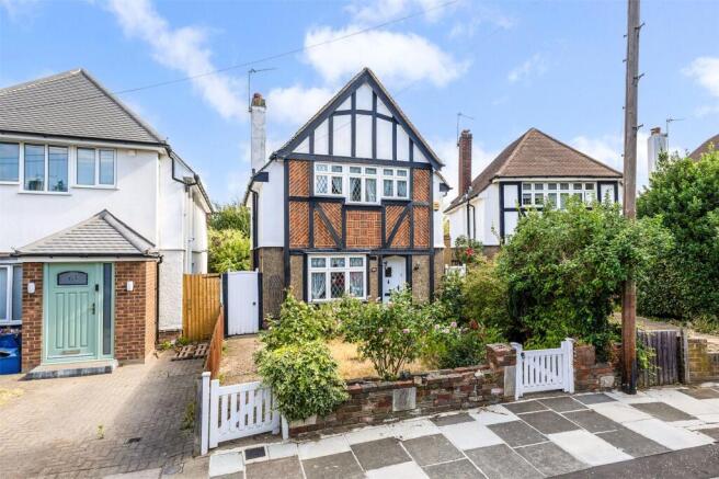 3 bed property, in Hazel Close, £725,000
