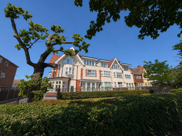 1 bed property, in Imperial Avenue, £250,000