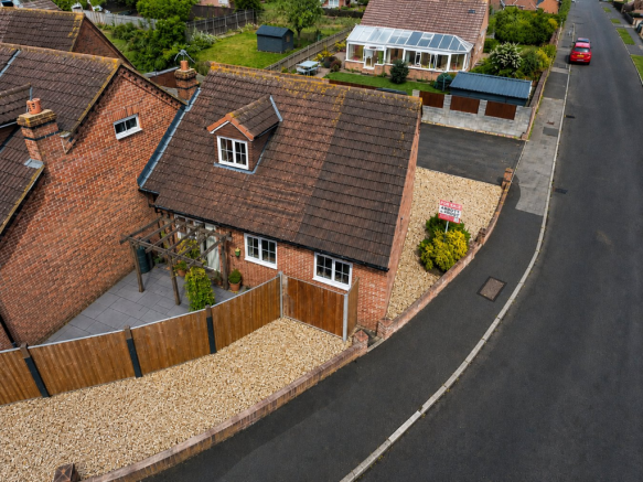 3 bed property, in Rosewood Avenue, £285,000