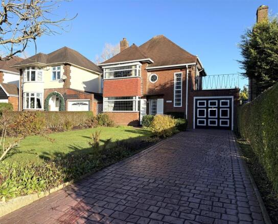 3 bed property, in Longford Road, £370,000