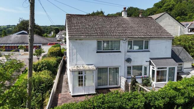 2 bed property, in Loveny Road, £200,000